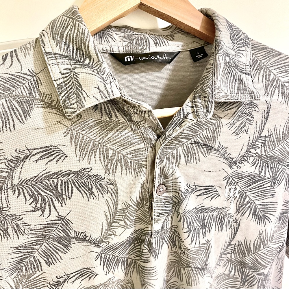 Travis Mathew grey on grey pattern shirt with Waikaloa logo Men’s small